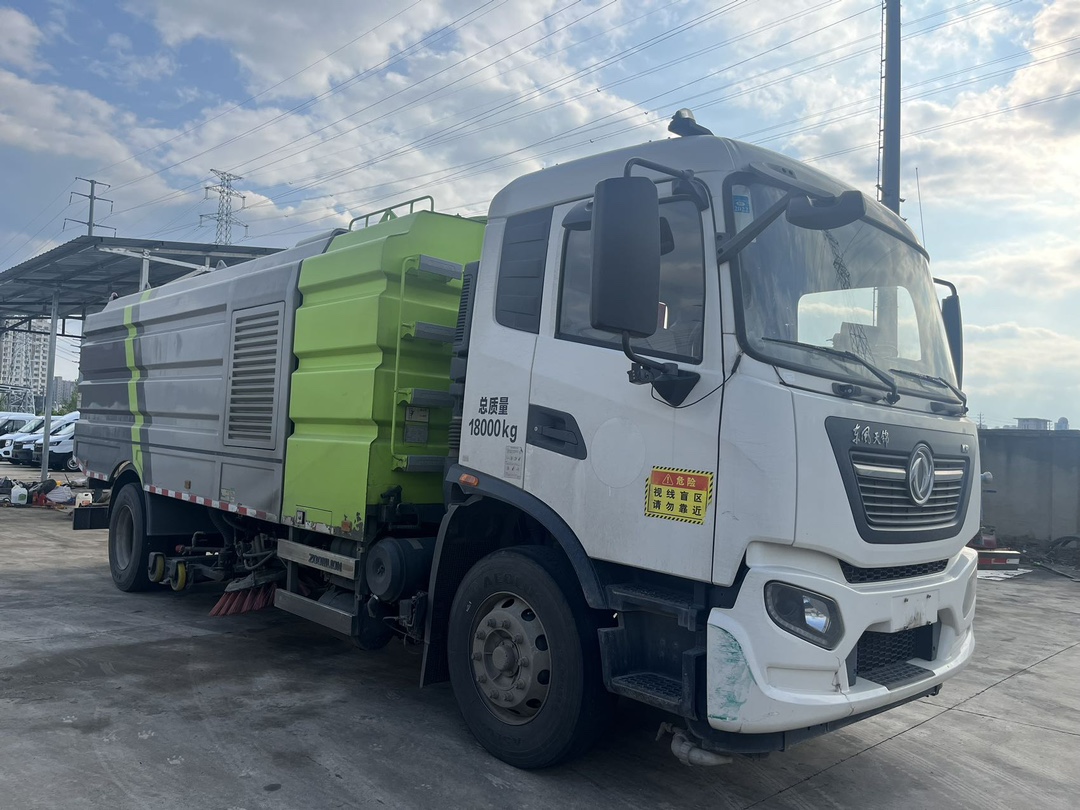 二手中聯16方洗掃車 2??年份：2021年5月 3??發(fā)動機：康機230馬力，國六 3??底盤配置：東風天錦底盤，六檔變速箱，5300軸距，275真空胎 4?