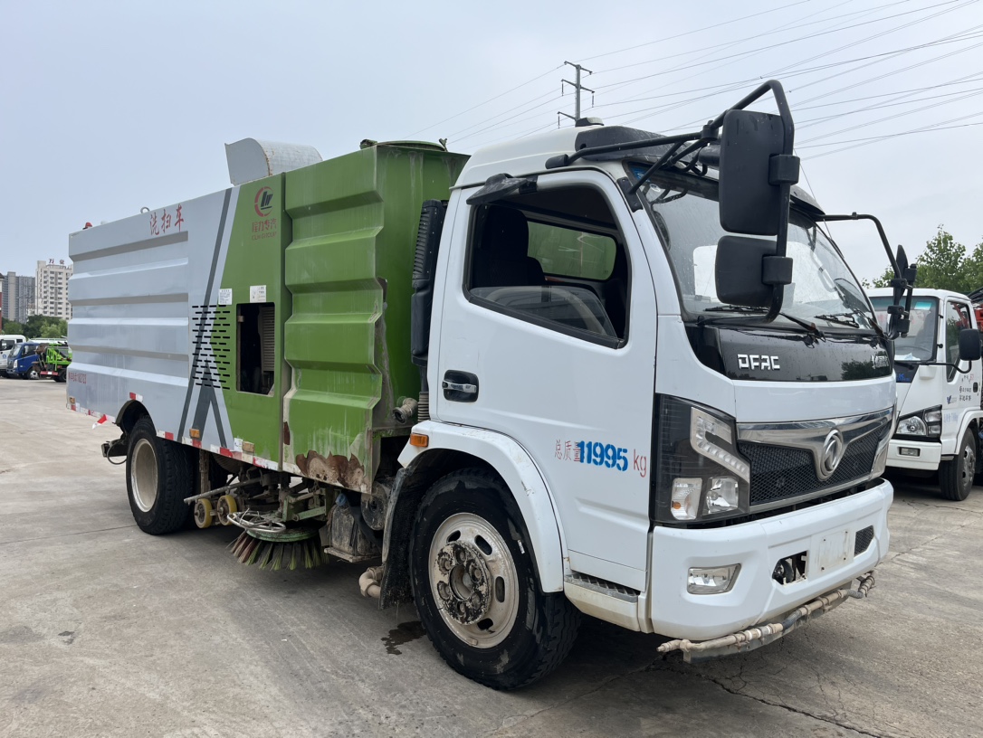 二手國六8方洗掃 2??年份：2021年4月 3??發(fā)動機：云內150馬力，國六 4??底盤配置：東風福瑞卡底盤，3800軸距，825鋼絲胎，六檔變速箱。 5?